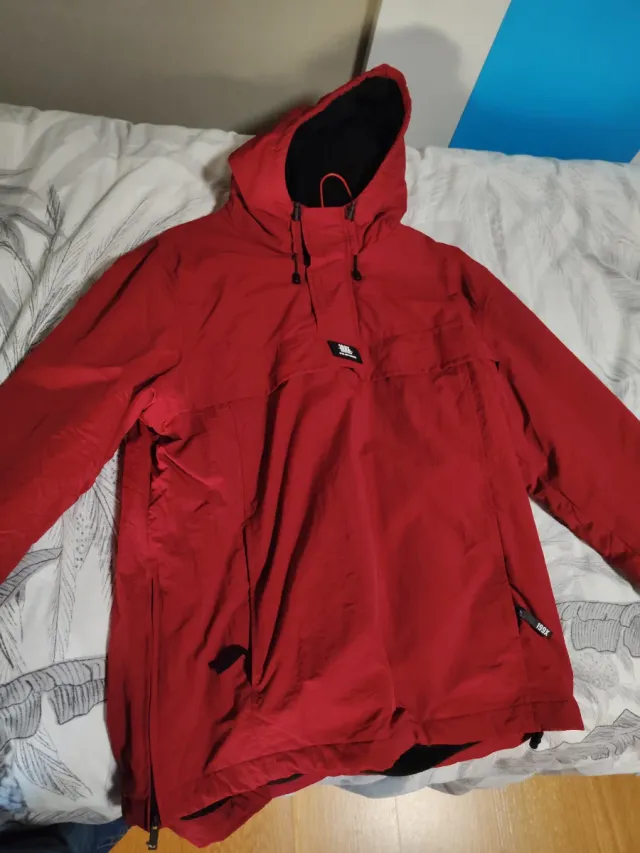 Chaqueta roja con capucha