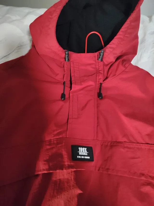 Chaqueta roja con capucha