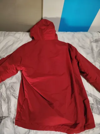 Chaqueta roja con capucha
