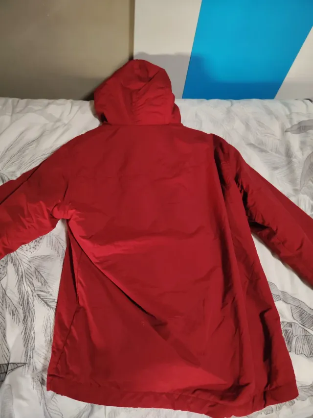 Chaqueta roja con capucha