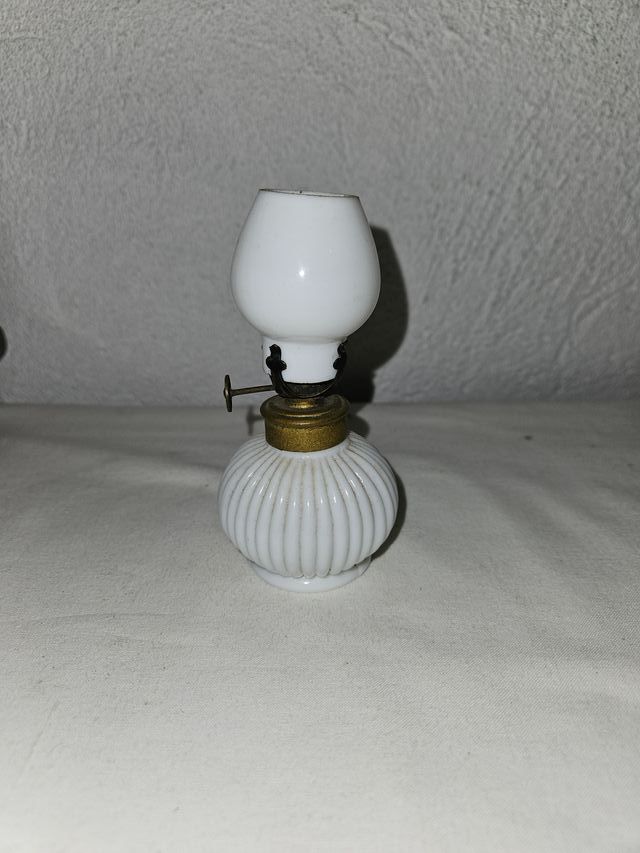 Lampada antica da comodino in vetro