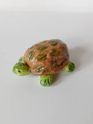 Tartaruga fatta a mano con guscio di noce
