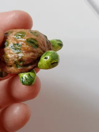 Tartaruga fatta a mano con guscio di noce
