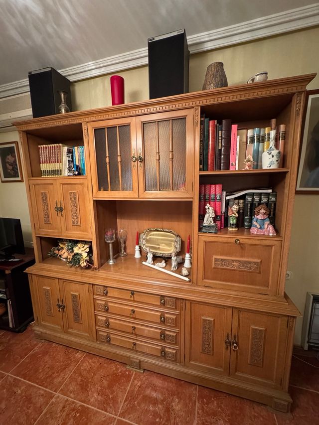 Mueble de madera con puertas y cajones