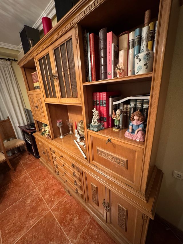 Mueble de madera con puertas y cajones