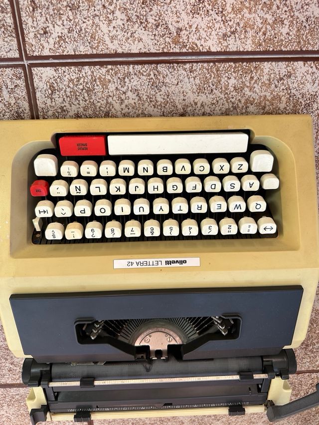Máquina de escribir Olivetti Lettera 42