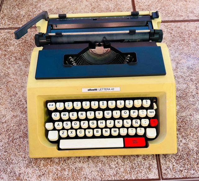 Máquina de escribir Olivetti Lettera 42