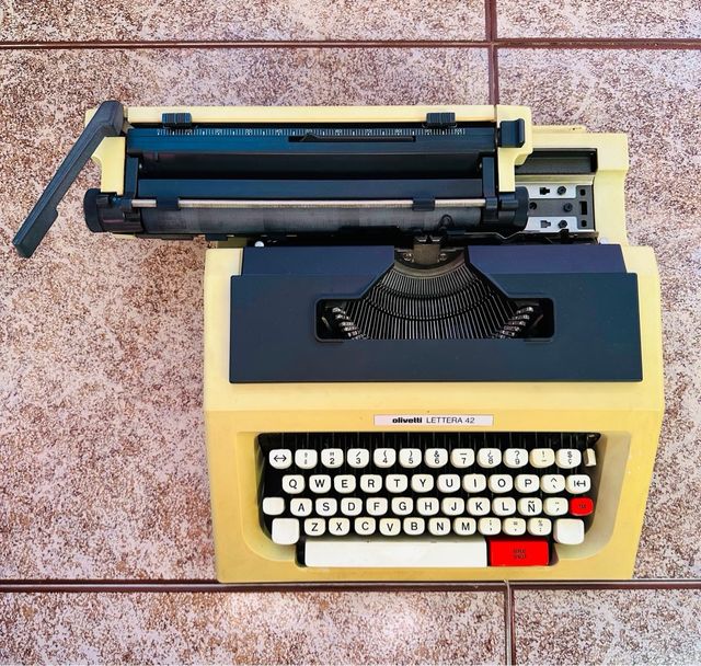 Máquina de escribir Olivetti Lettera 42