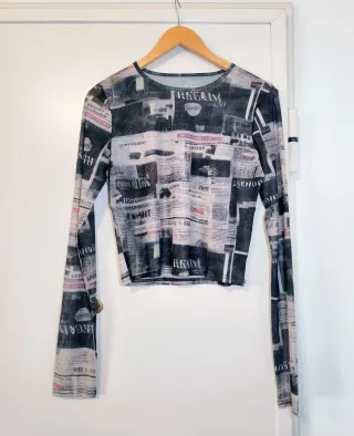 Camiseta de malla estampado periódico