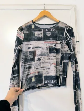 Camiseta de malla estampado periódico