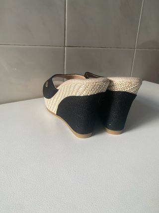 Zapatos de cuña negros y beige