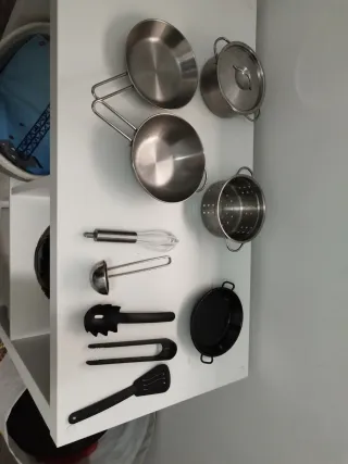 Varios artículos juguete para cocinita de madera.