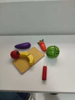 Varios artículos juguete para cocinita de madera.