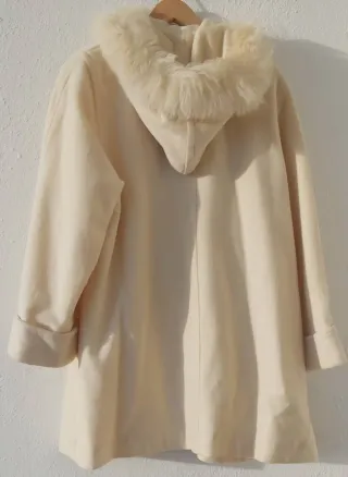 Chaquetón lana hueso/crudo con cuello pelo