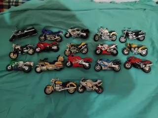 Lotto 17 modellini moto