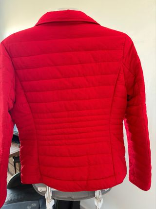 Chaqueta roja acolchada