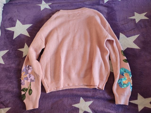 Jersey rosa con flores de lentejuelas