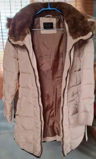 Abrigo acolchado Zara chica, color camel, talla L