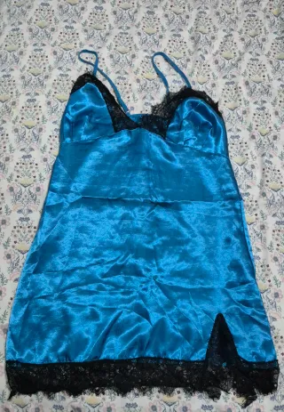 Camisón azul con encaje negro