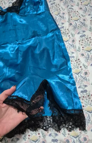 Camisón azul con encaje negro