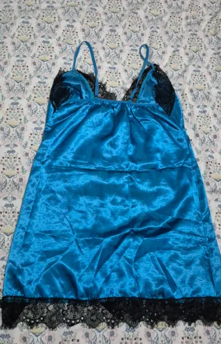 Camisón azul con encaje negro