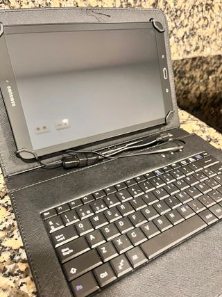 Tablet Samsung SM-T560 Negra con Teclado