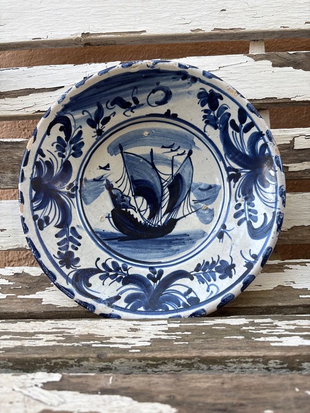 Plato antiguo decorado barco azul
