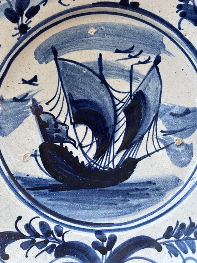 Plato antiguo decorado barco azul