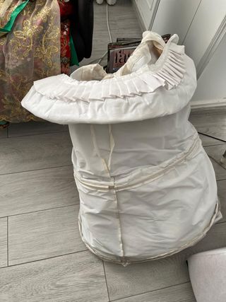 Cancán de fallera blanco con polisón, tres aros.