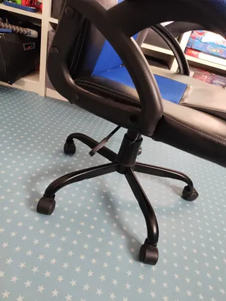 Silla gaming negra y azul