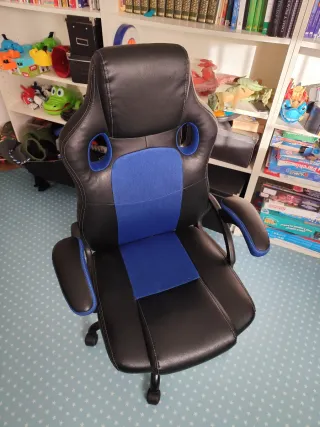 Silla gaming negra y azul