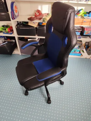 Silla gaming negra y azul