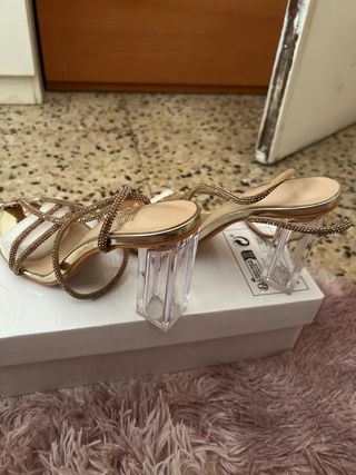 Sandalias de tacón doradas con pedrería