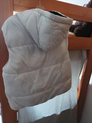 Chaleco blanco brillante acolchado