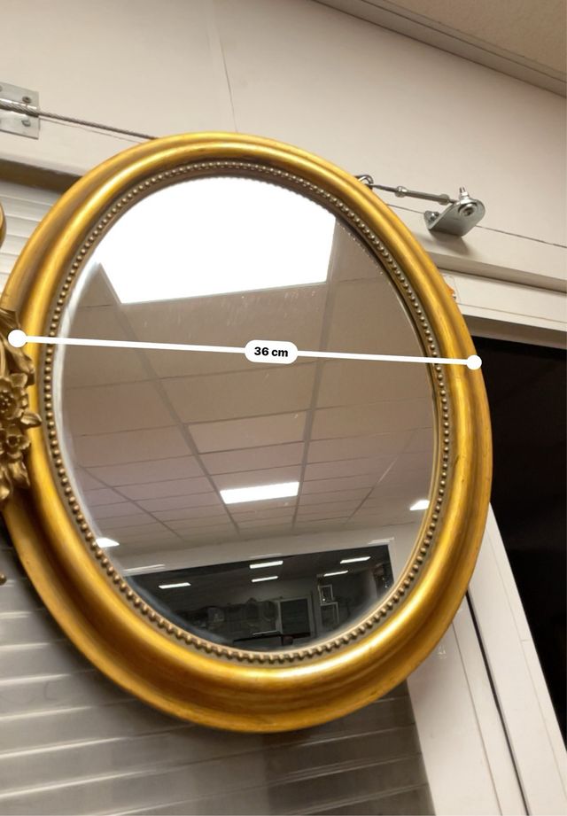 Antico specchio ovale in legno dorato