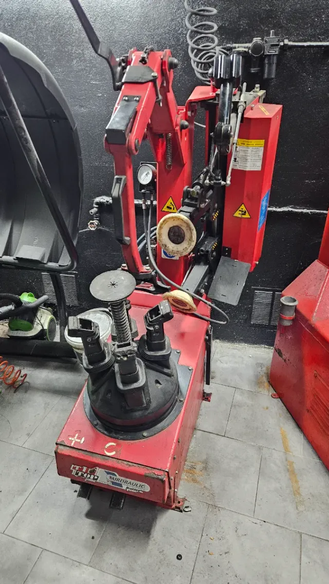 Desmontadora neumaticos coche