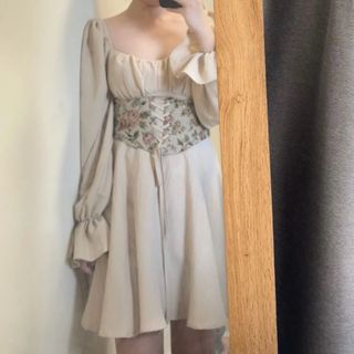 Vestido beige con corsé floral Shein