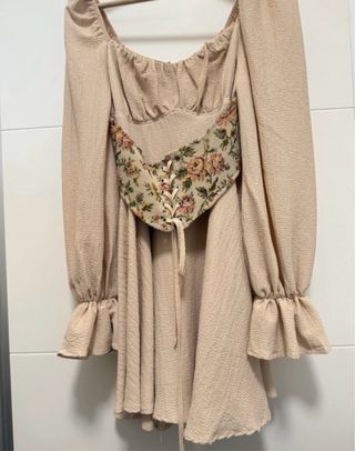 Vestido beige con corsé floral Shein