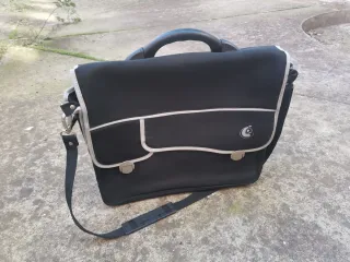 Maletín negro con asa y correa