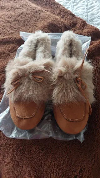 Zapatillas peludas beige y marrón