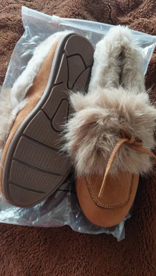 Zapatillas peludas beige y marrón