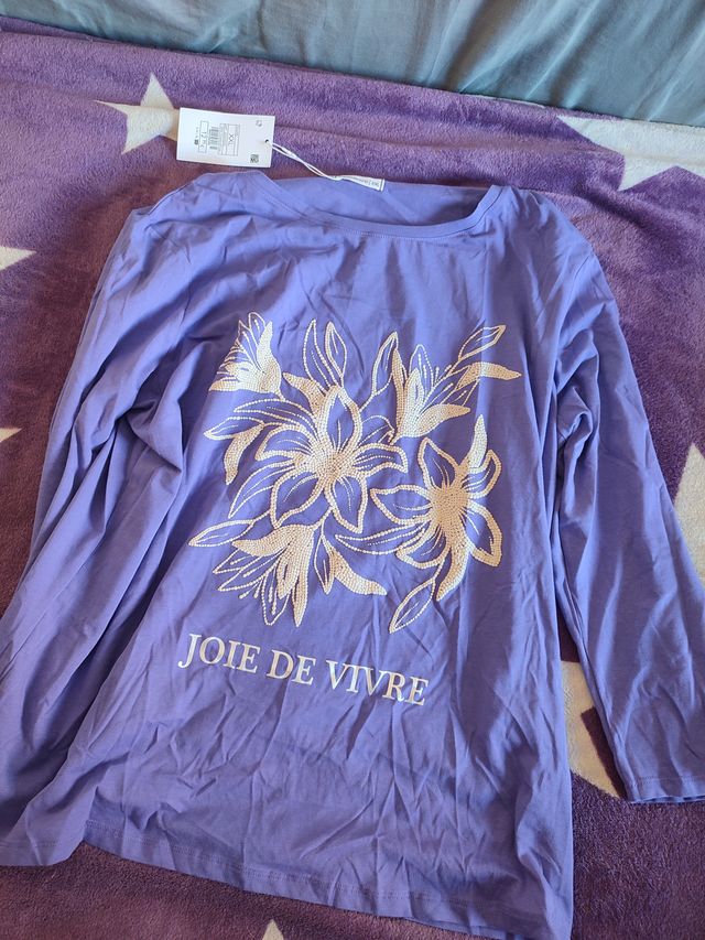 Camiseta morada mangas largas diseño floral