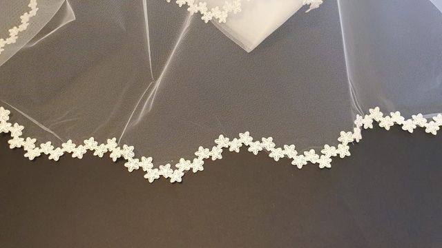 Velo de novia orilla ondas flores