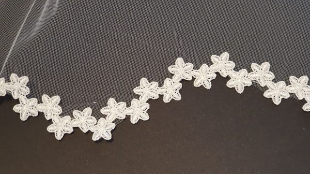 Velo de novia orilla ondas flores