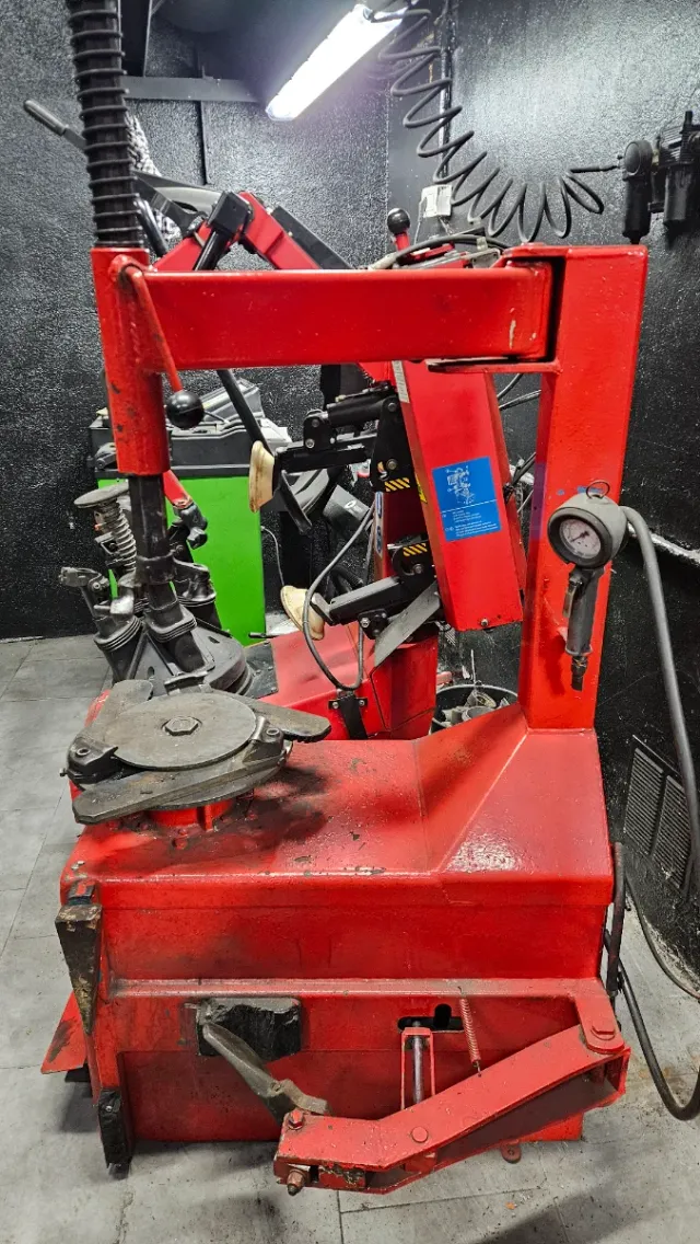 Máquina Desmontadora Neumáticos Coche