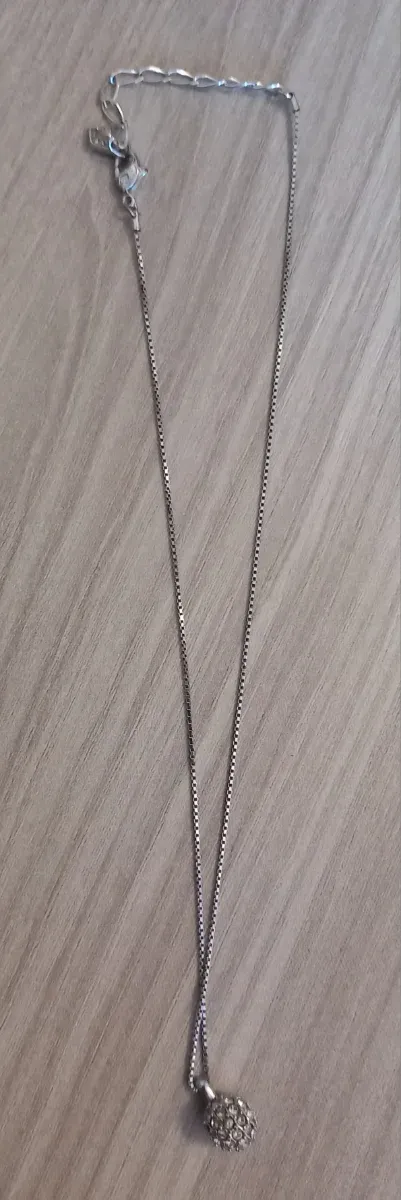 Collana argentata con ciondolo pallina glitterato