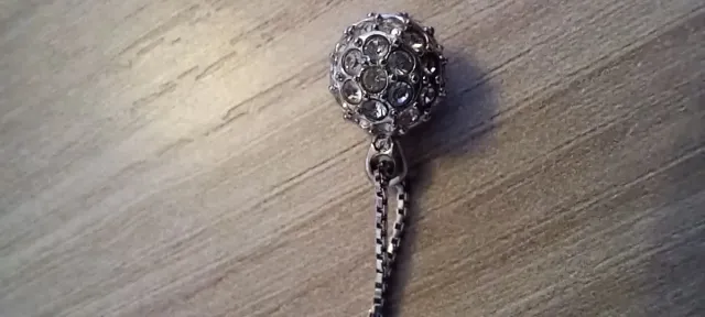 Collana argentata con ciondolo pallina glitterato