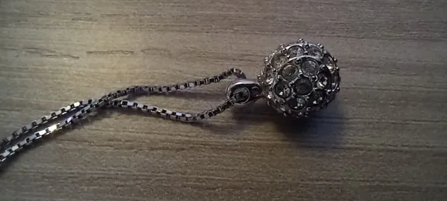 Collana argentata con ciondolo pallina glitterato