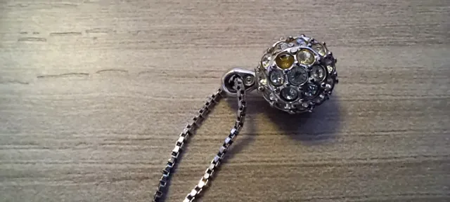 Collana argentata con ciondolo pallina glitterato