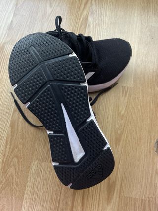 Zapatillas Adidas Negras y Blancas